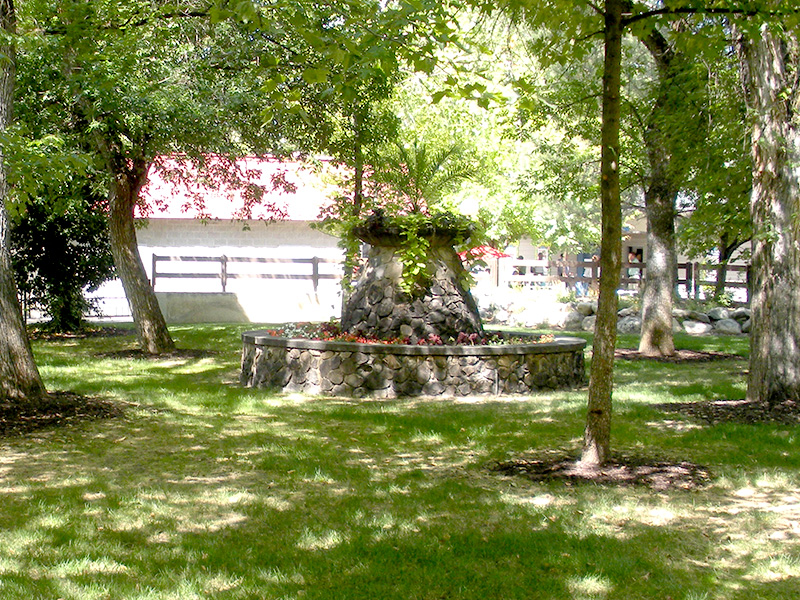 The old Golf-Fun fountain in 2009 after the course closed. Photo: B. Miskin