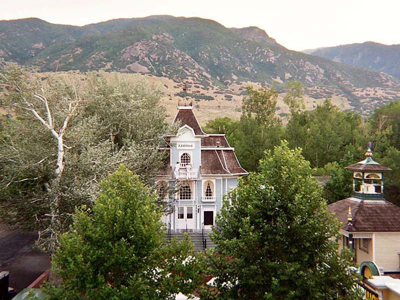 Opera House being repainted in August 2001. Photo: B. Miskin