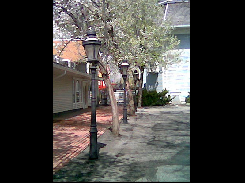 Gaslight lampposts in 2006. Photo: B. Miskin