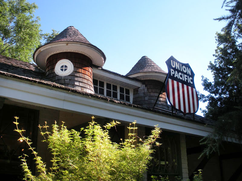 Turrets and Union Pacific shield on top of the station. Photo: B. Miskin