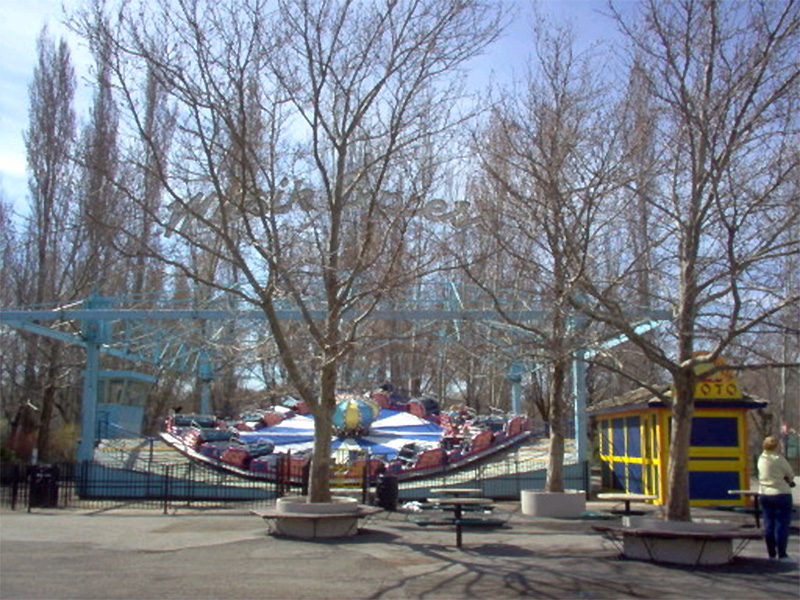 Musik Express in early spring 2006 before the awning was put back up. Photo: Mike P.