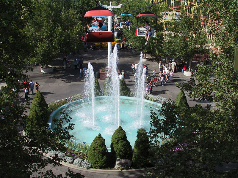 Passing over the Bamberger Fountain in 2004. Photo: Brian Reichow, casabrian.com