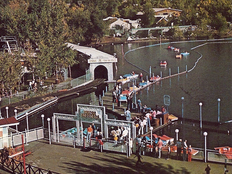 View of the Water Skeeters and loading area in a 1976 postcard. The metal gate was retained for many years after Tidal Wave was installed here.