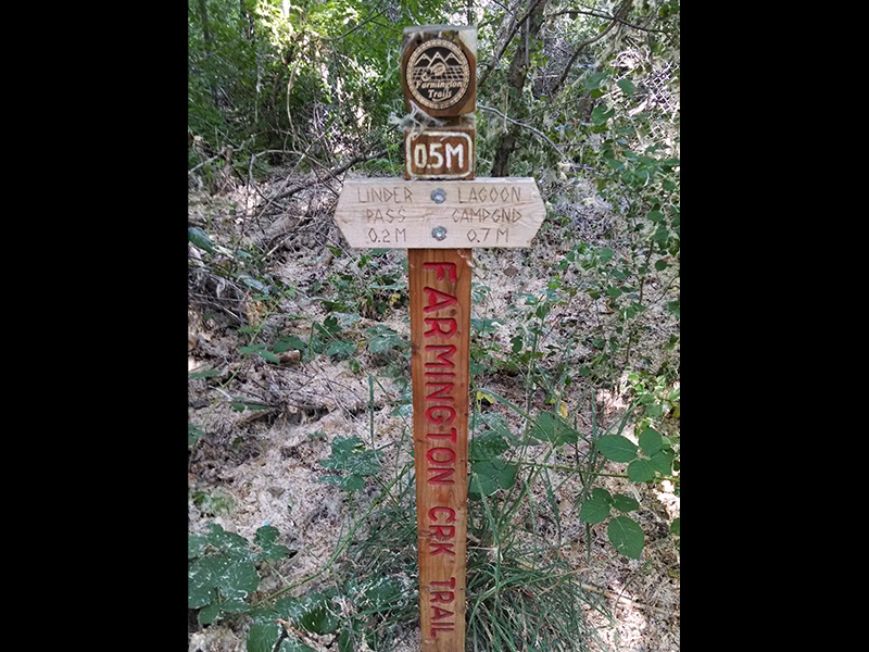 Farmington Creek Trail marker on the Lagoon Trail portion. Photo: B. Miskin