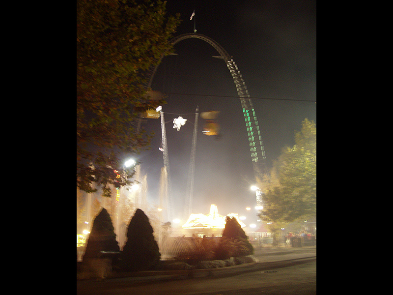 Sky Coaster at night in October 2005. The color-changing lights can roughly be seen on the arch in this blurry photo. Photo: B. Miskin